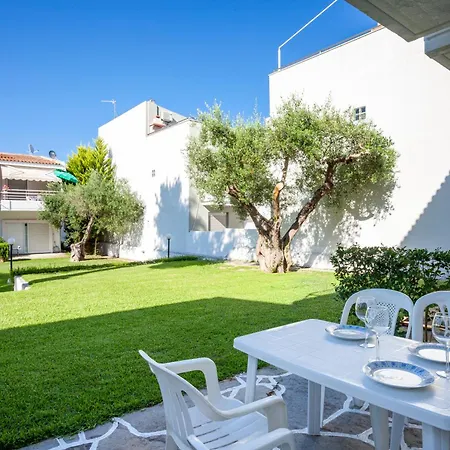 Akrotiri Apartman *