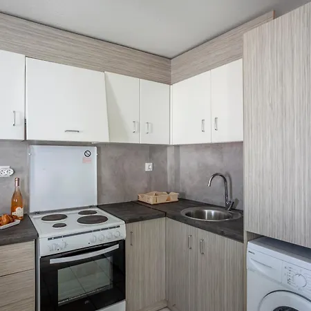 Akrotiri Apartment *